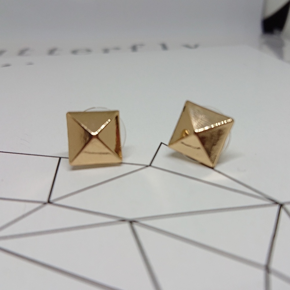 BOUTIQUE Minimalist Earrings Gold - Picture 2 of 2